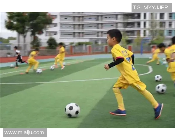 足球明星助力天府一小校园足球梦想点燃孩子们的运动热情与团队精神